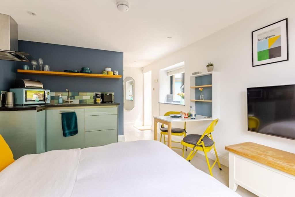 Cosy Cotswolds Retreat Near Bath & Castle Combe Lejlighed Chippenham  Eksteriør billede